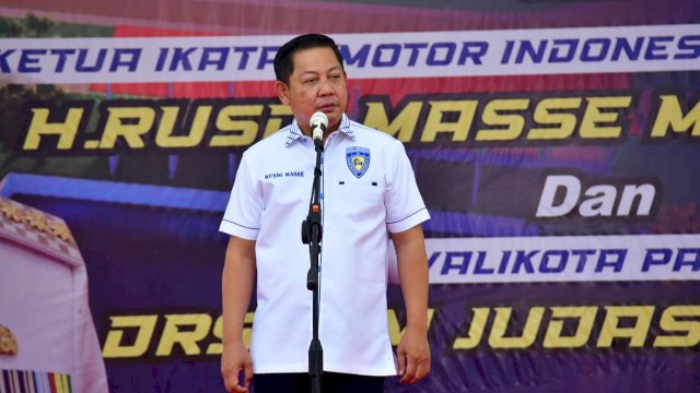 Ketua Ikatan Motor Indonesia (IMI) Sulsel Rusdi Masse meletakkan batu pertama pembangunan sirkuit Ratona, Palopo