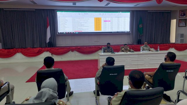 Walikota Palopo Judas Amir, memimpin rapat evaluasi vaksinasi.