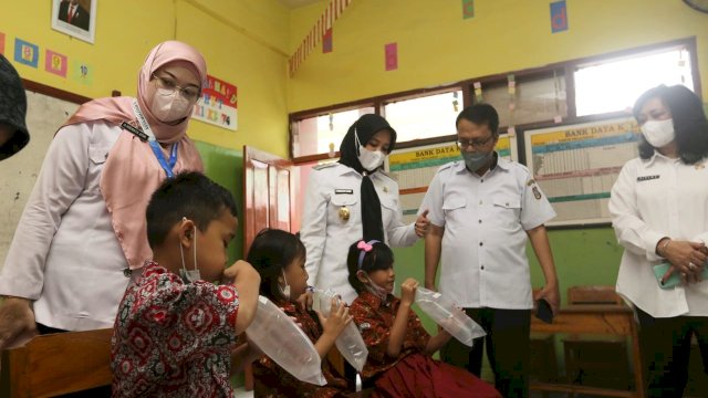 Wakil Walikota Makassar Fatmawati Rusdi meninjau langsung pelaksanaan PTM GeNose di SD. Negeri Labuang Baji l. Jalan Dr. Ratulangi.(F-Humas)