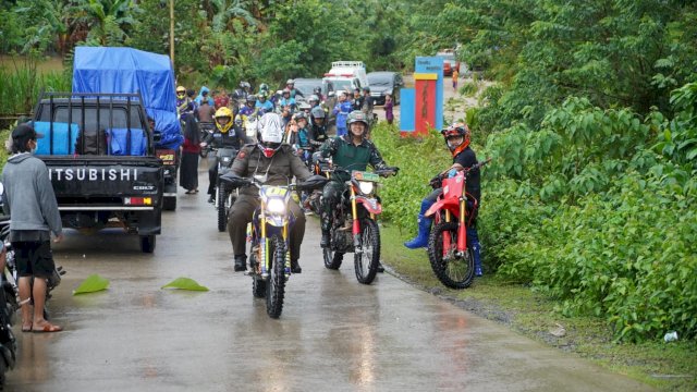 Bupati Maros Chaidir Syam Saat Melakukan Pemantauan Vaksinasi Massal Di Kec Tompobulu.