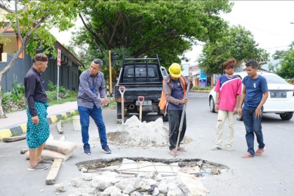 Respon Cepat Lihat Jalan Berlubang, Wabup Jeneponto Sulsel Paris Yasir Langsung Turun dari Mobilnya