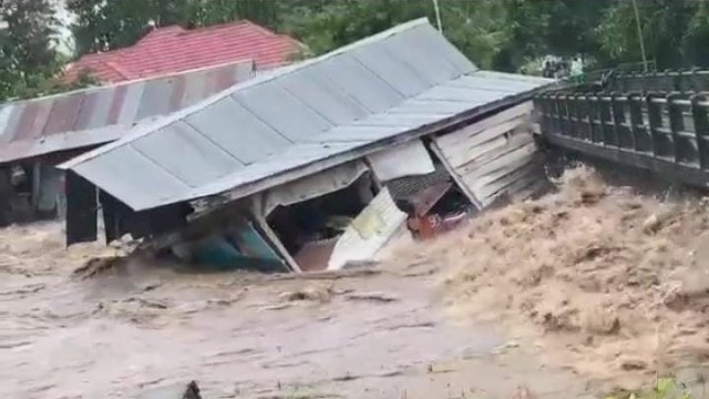 Nampak sungai di Soppeng yang meluap, dan menghanyutkan dua rumah di Kelurahan Ompo, Kecamatan Lalabata.
