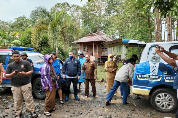 Jalankan Amanat Rusdi Masse, Kader NasDem Soppeng Ramai-ramai Turun Beri Bantuan untuk 4 Desa yang Terendam Banjir
