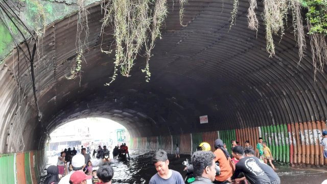 Kondisi banjir di Makassar, yang dijadikan anak-anak kolam renang. (F-Musa).