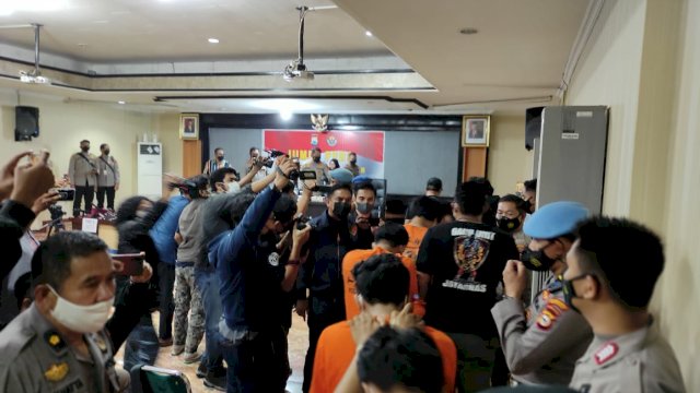 Polisi Tangkap Sejumlah Mahasiswa yang Serang-Bakar Dua Asrama Mahasiswa di Makassar