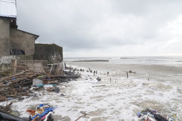 57 KK Mengungsi Akibat Abrasi di Takalar Sulsel