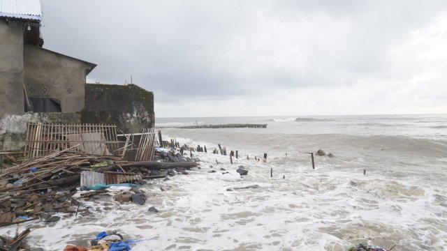 57 KK Mengungsi Akibat Abrasi di Takalar Sulsel