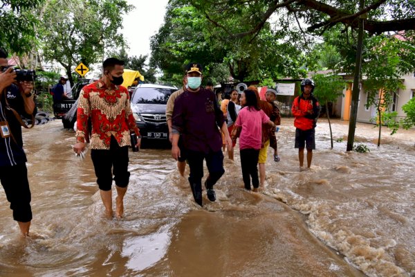 Plt Gubernur Sulsel Berjalan 2 km Hingga Naiki Bak Truk Pantau Banjir di Takalar