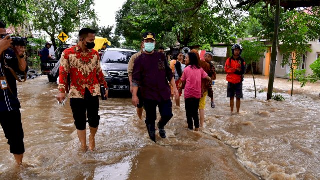 Plt Gubernur Sulsel Berjalan 2 km Hingga Naiki Bak Truk Pantau Banjir di Takalar