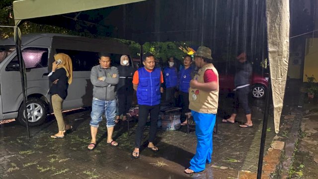 Koordinator Sahabat Fatma, Mustaqim Musma di lokasi banjir Perumnas Antang, Makassar