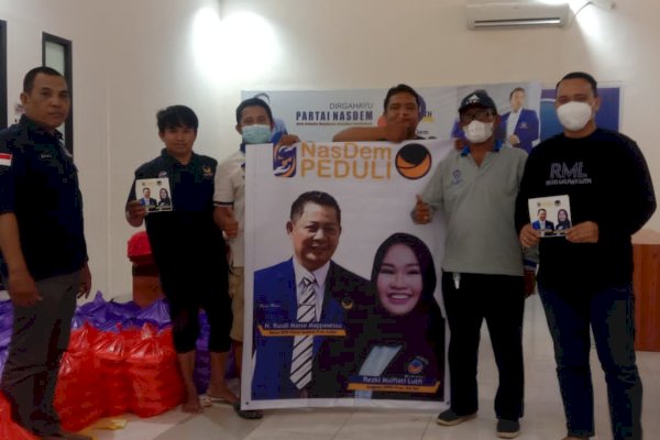 NasDem Peduli, Tim Legislator Sulsel Rezki Lutfi Bagi Ratusan Nasi Dos di 4 Kecamatan di Makassar