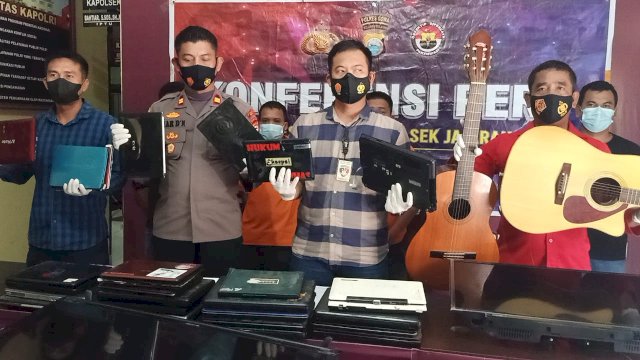  Polisi saat melakukan ekspose kasus curat menyasar rumah kosong dengan modus congkel jendela, yang pelakunya buruh bangunan.