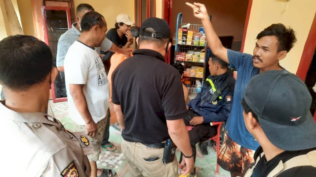 Pelajar SMA di Makassar, yang kepergok warga saat mencuri ayam.