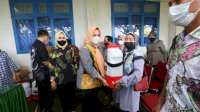 Wawali Fatmawati Rusdi Serahkan Bantuan Alsintan 100 Unit Hand Sprayer Kepada Kelompok Tani Makassar