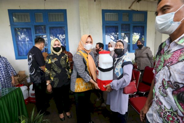 Wawali Fatmawati Rusdi Serahkan Bantuan Alsintan 100 Unit Hand Sprayer Kepada Kelompok Tani Makassar