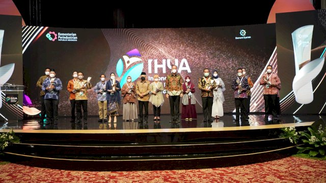 Penghargaan Indonesia Halal Industry Award 2021 Diterima Langsung Andi Sudirman.