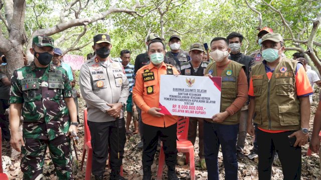 Plt Gubernur Sulsel Andi Sudirman Sulaiman, memberikan bantuan kepada warga.
