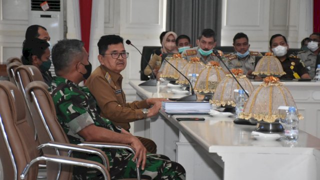 Walikota Judas Amir pimpin Rapat koordinasi.