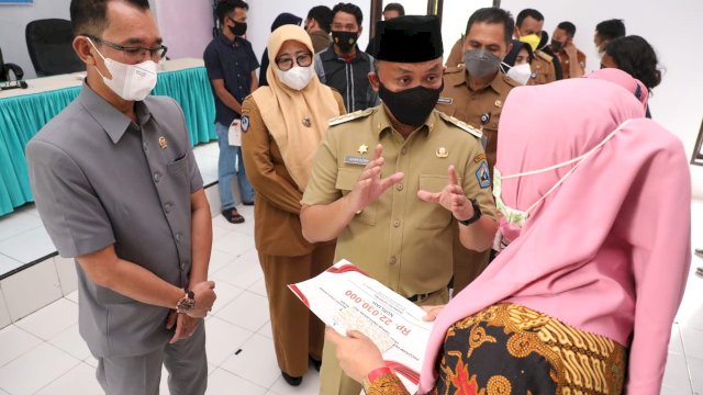 Bupati Bantaeng Ilham Azikin Kembali Salurkan Bantuan Modal Usaha Berbasis Dusun.