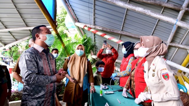 Plt Gubernur Sulsel Andi Sudirman Sulaiman, saat meninjau kegiatan vaksinasi di Pangkep.(F-Humas)