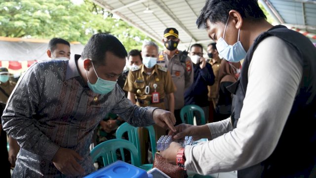 Kejar Target 70 Persen, Andi Sudirman Tinjau Vaksinasi di Alun-alun Kota Pangkajene.(F-Humas)