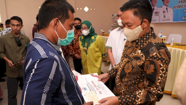 Bupati Bantaeng Ilham Azikik, salurkan Rp2,9 Miliar untuk Bantuan Modal Berbasis Dusun dan RW. (F-Humas)