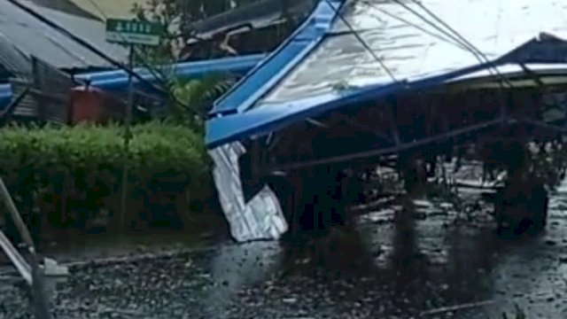 Salah satu rumah warga di Makassar, yang terkena dampak angin puting beliung.(F-Int)