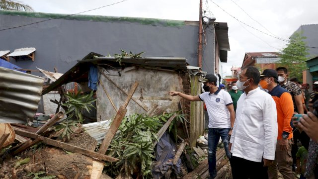 Wali Kota Danny Tinjau Lokasi Korban Angin Puting Beliung Kelurahan Maccini Parang.(F-Humas)
