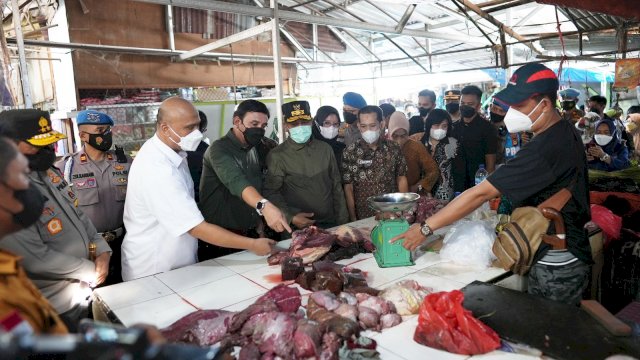 Plt Gubernur Sulsel Sidak Pasar Jelang Nataru, Kendalikan Harga Lewat Operasi Pasar.(F-Humas)