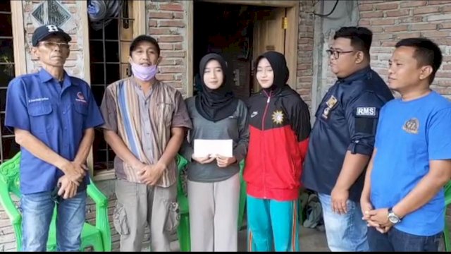 Gadis kuli panggul semen Nur Aini yang ada di Pinrang, dapat bantuan dari DPW Nasdem Sulsel.