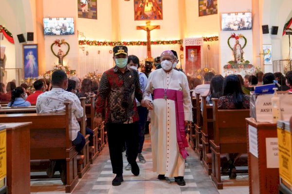 Tinjau Pelaksanaan Malam Misa Natal, Andi Sudirman Apresiasi Penerapan Prokes di Gereja