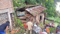 Rumahnya Rusak Tertimpa Pohon, Warga Sinjai Dapat Bantuan dari Plt Gubernur Sulsel