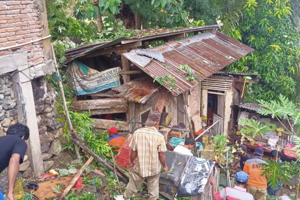 Rumahnya Rusak Tertimpa Pohon, Warga Sinjai Dapat Bantuan dari Plt Gubernur Sulsel