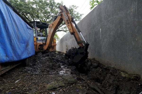 Instruksi Plt Gubernur, Dinas PUTR Sulsel Lakukan Penggalian Saluran Pembuangan di Jalan Tun Abdul Razak Gowa