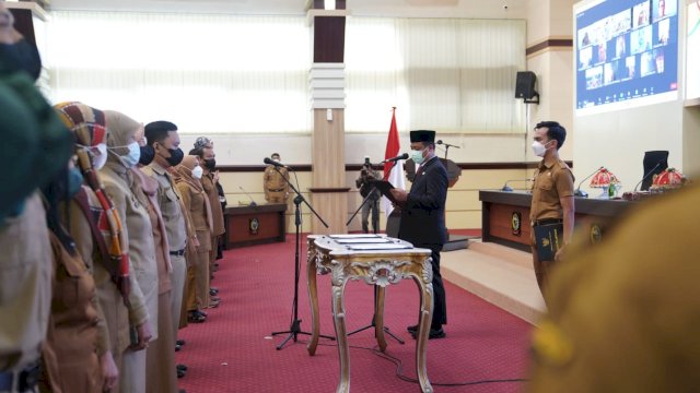 Plt Gubernur Sulsel Andi Sudirman Sulaiman, melakukan pelantikan dalam jabatan fungsional kepada 306 ASN.(F-Humas)