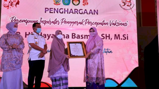 Jadi Inspirator, Ketua TP PKK Luwu Terima Penghargaan Pada Peringatan Hari Ibu Tahun 2021 Tingkat Pemprov Sulsel.(F-HUmas)