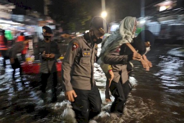 Brimob Polda Sulsel Evakuasi Warga Terdampak Banjir di Biringkanaya