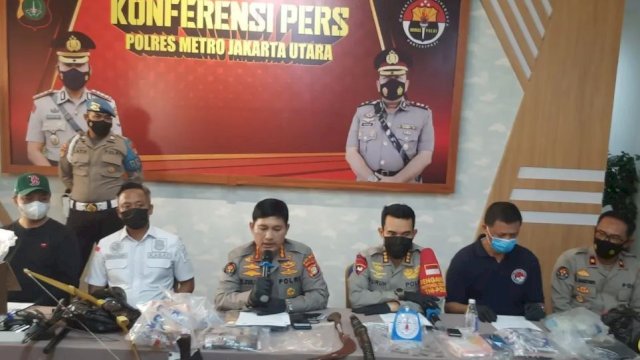 Ditresnarkoba Polda Metro Jaya bersama Polres Metro Jakarta Utara menggerebek sarang narkoba di Kampung Bahari. (F-Humas)