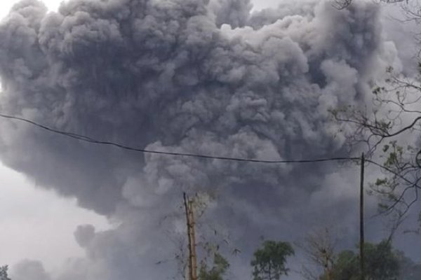 Awan Panas Kembali Muncul, Evakuasi dan pencarian Korban Erupsi Gunung Semeru Dihentikan Sementara