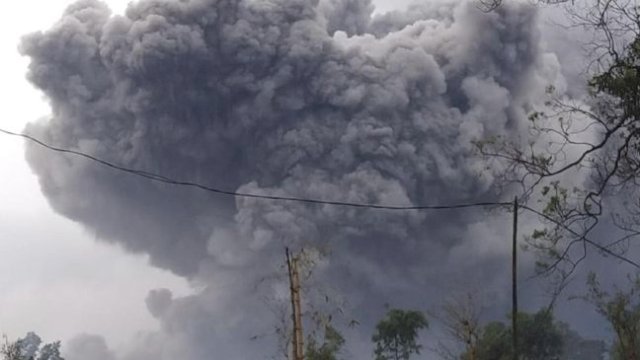 Awan Panas Kembali Muncul, Evakuasi dan pencarian Korban Erupsi Gunung Semeru Dihentikan Sementara