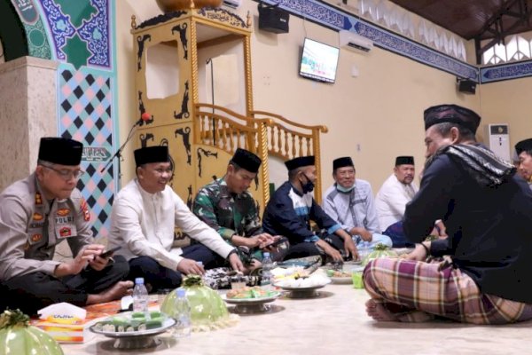 Jelang Pilkades Serentak, Ilham Azikin Ajak Cakades Salat Subuh Dan Dzikir Bersama