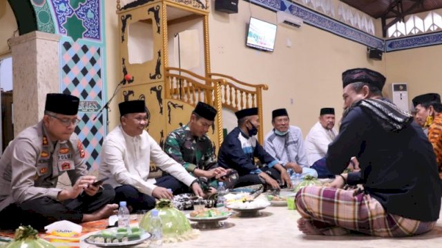 Jelang Pilkades Serentak, Ilham Azikin Ajak Cakades Salat Subuh Dan Dzikir Bersama