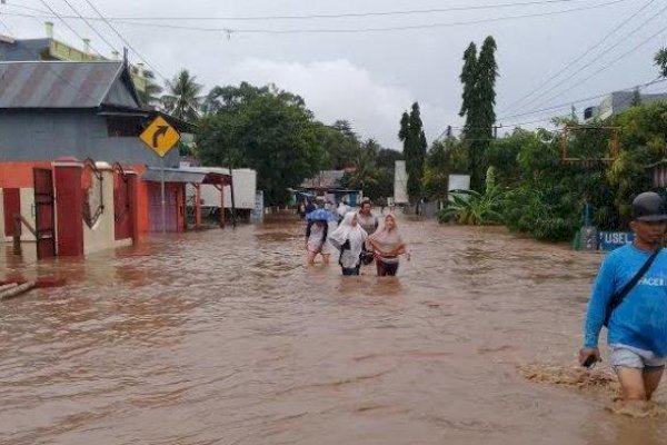 Plt Gubernur Sulsel Andi Sudirman Tinjau Banjir di Jeneponto