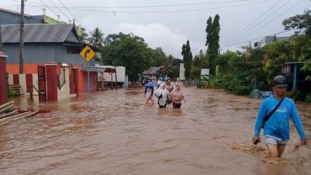 Plt Gubernur Sulsel Andi Sudirman Tinjau Banjir di Jeneponto