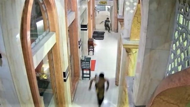 Marbut Masjid dikejar pemuda yang bawa parang.(F-Int)