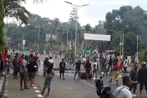 Kacau, Ratusan Warga Manokwari Selatan Blokade Jalan sambil Arak Jenazah yang Diduga Meninggal usai Divaksin