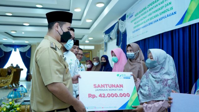 Bupati Pangkep Muhamad Yusran Lalogau memberikan santunan kepada Ahli waris peserta BPJS Ketengakaerjaan non ASN Pemkab Pangkep.