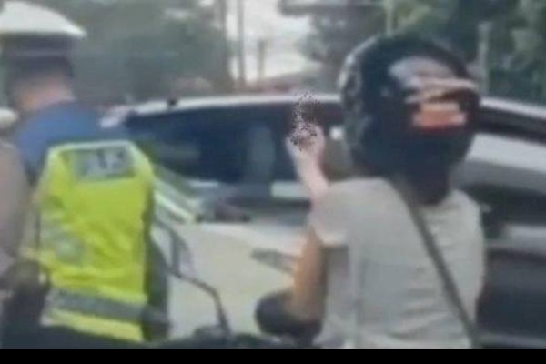 Wanita Acungkan Jari Tengah ke Polisi, Ini Kata Korban AKP Oka