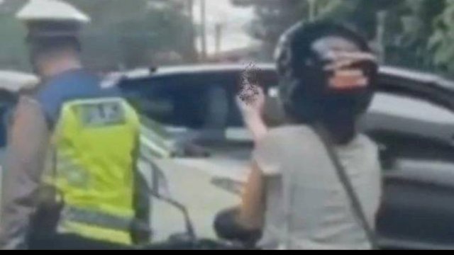 Wanita Acungkan Jari Tengah ke Polisi.(F-Int)