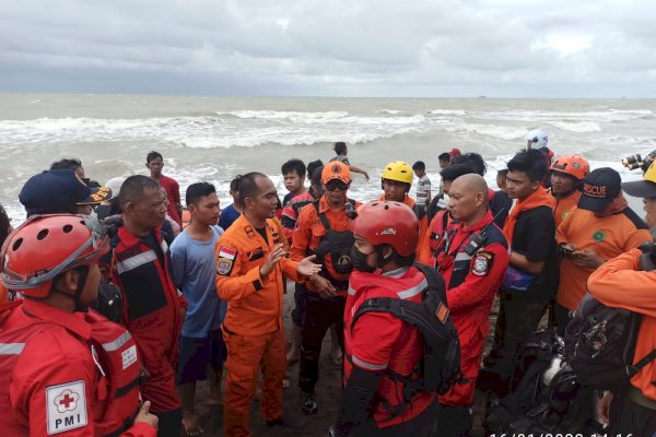 Asyik Berenang di Pantai Anging Mammiri Makassar, 2 Bocah Hilang Terseret Ombak